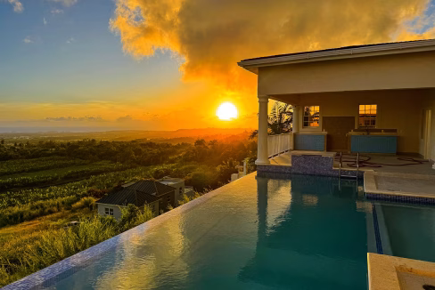 Luxury 4-Bedroom Villa with Infinity Pool in St Thomas